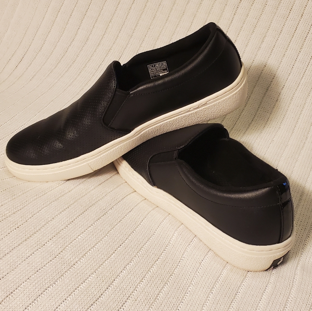 Women's 10M, Sketcher's Memory Foam Black Slip-ons